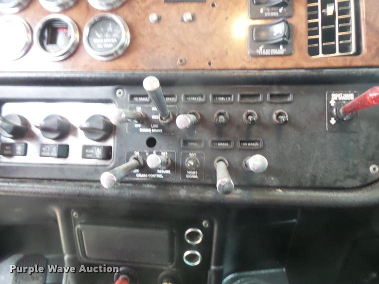 image for item DB8171 2004 Peterbilt 379 semi truck