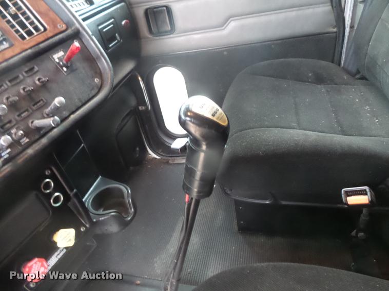 image for item DB8171 2004 Peterbilt 379 semi truck