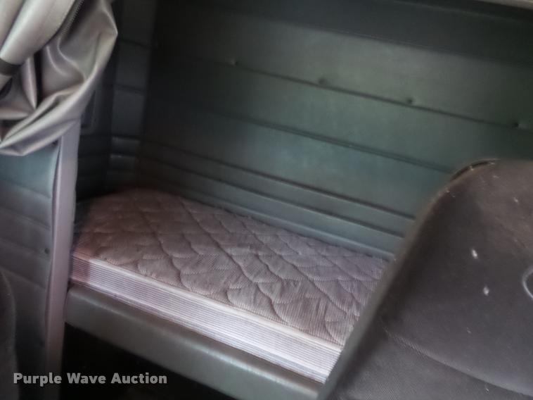 image for item DB8171 2004 Peterbilt 379 semi truck