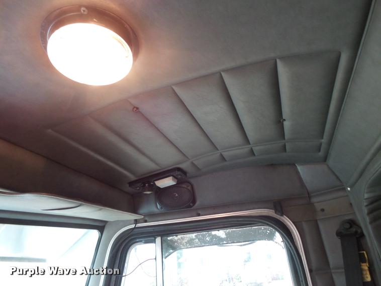 image for item DB8171 2004 Peterbilt 379 semi truck