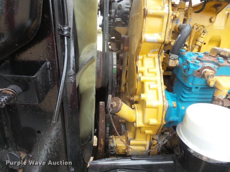 image for item DB8171 2004 Peterbilt 379 semi truck