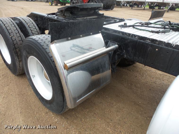 image for item DB8171 2004 Peterbilt 379 semi truck