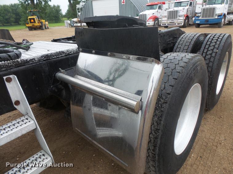 image for item DB8171 2004 Peterbilt 379 semi truck