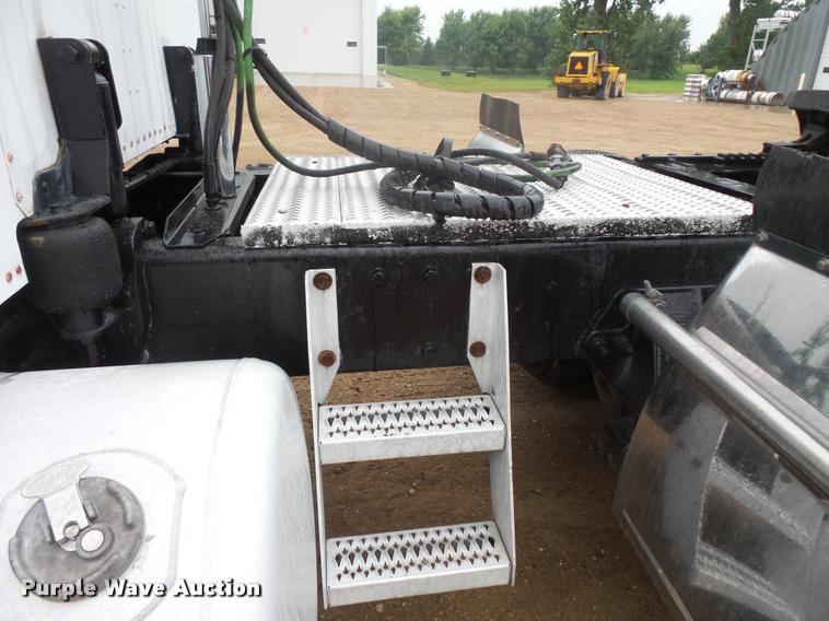 image for item DB8171 2004 Peterbilt 379 semi truck