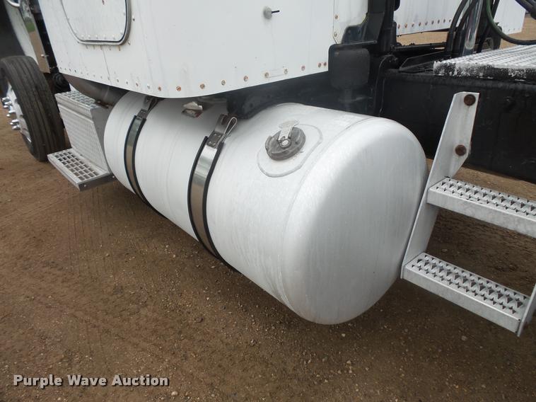 image for item DB8171 2004 Peterbilt 379 semi truck