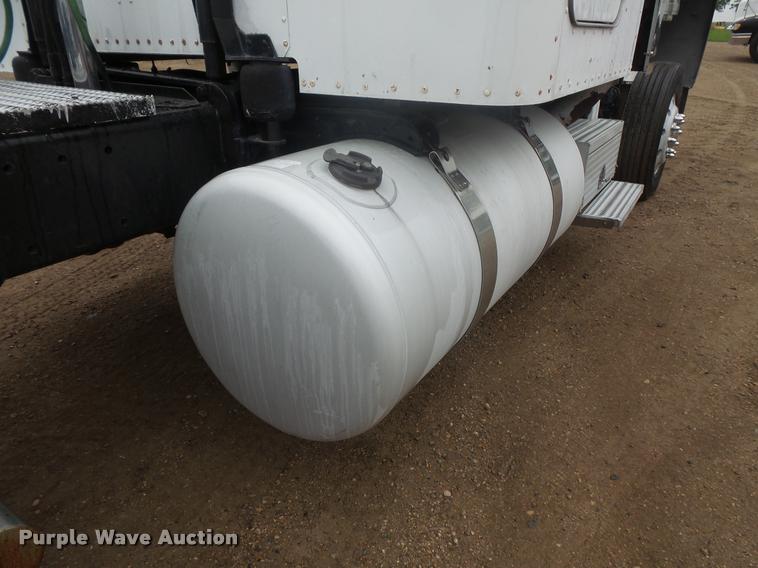 image for item DB8171 2004 Peterbilt 379 semi truck