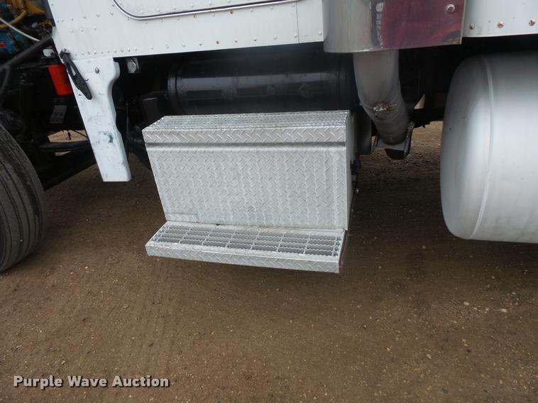 image for item DB8171 2004 Peterbilt 379 semi truck