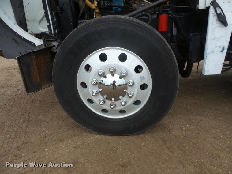 image for item DB8171 2004 Peterbilt 379 semi truck