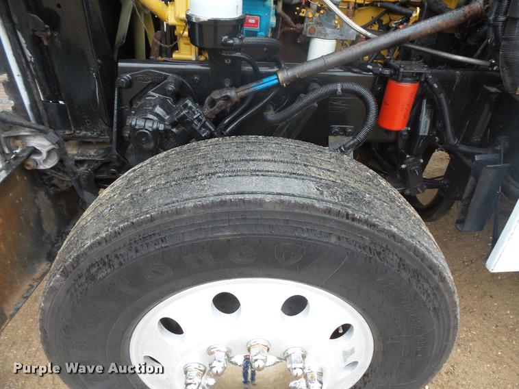 image for item DB8171 2004 Peterbilt 379 semi truck