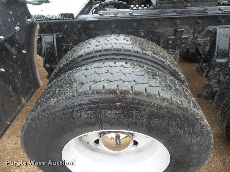 image for item DB8171 2004 Peterbilt 379 semi truck