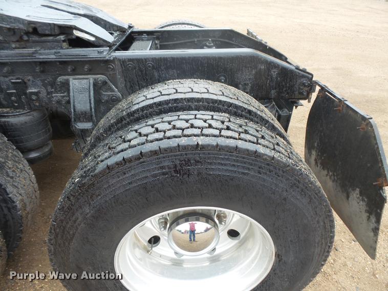 image for item DB8171 2004 Peterbilt 379 semi truck