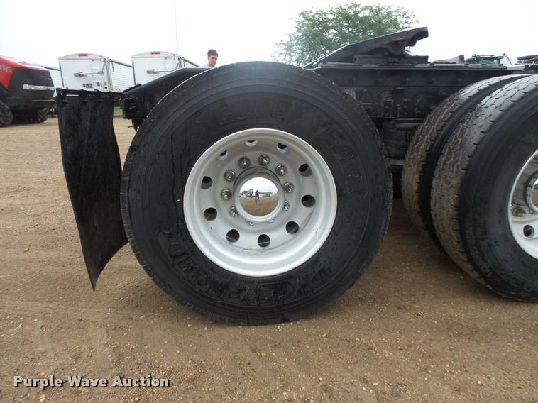 image for item DB8171 2004 Peterbilt 379 semi truck