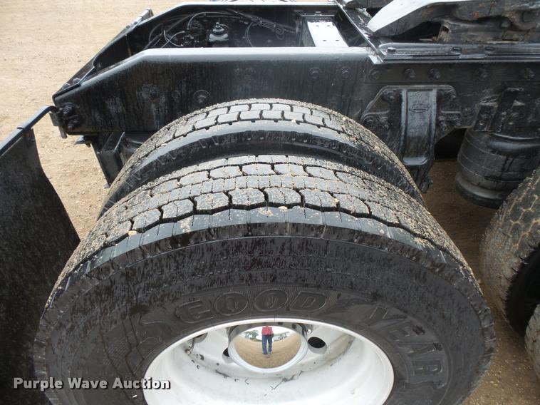 image for item DB8171 2004 Peterbilt 379 semi truck