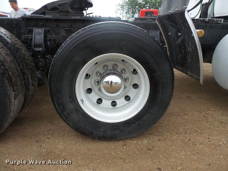 image for item DB8171 2004 Peterbilt 379 semi truck