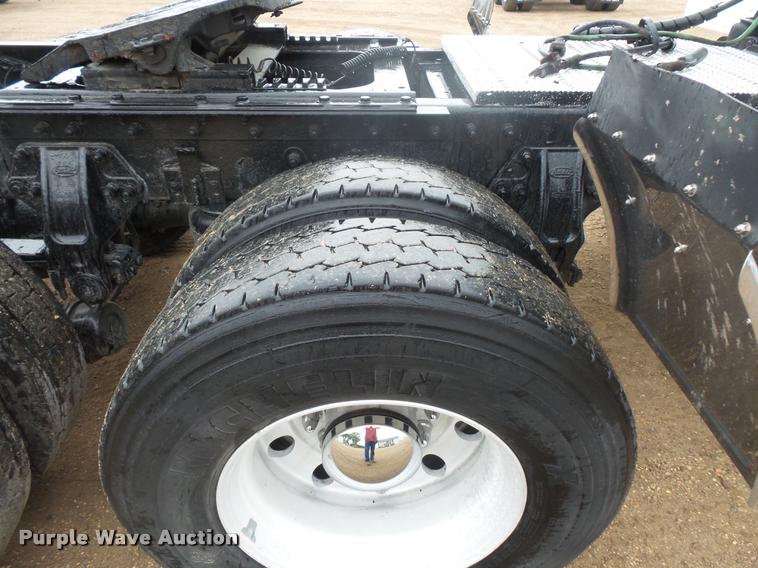 image for item DB8171 2004 Peterbilt 379 semi truck