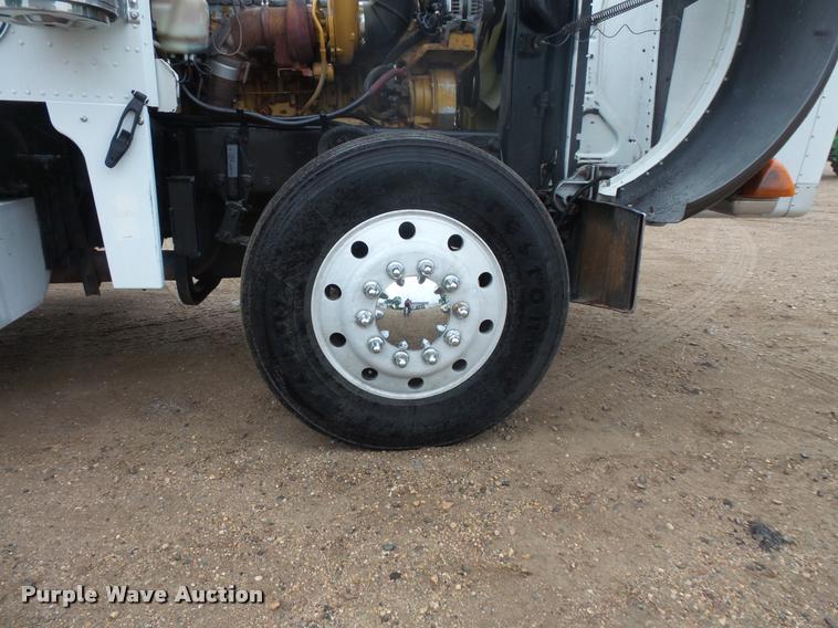 image for item DB8171 2004 Peterbilt 379 semi truck