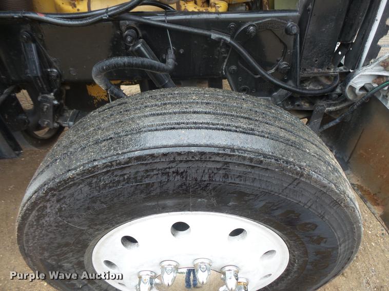 image for item DB8171 2004 Peterbilt 379 semi truck