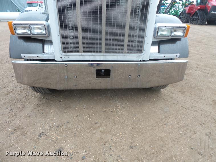 image for item DB8171 2004 Peterbilt 379 semi truck