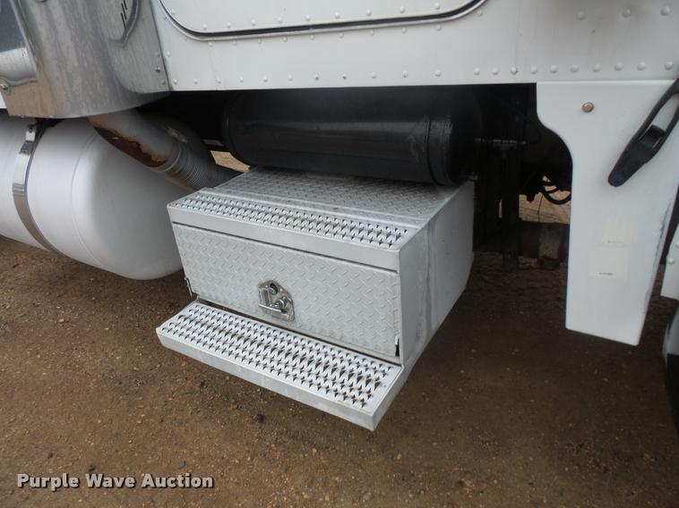 image for item DB8171 2004 Peterbilt 379 semi truck
