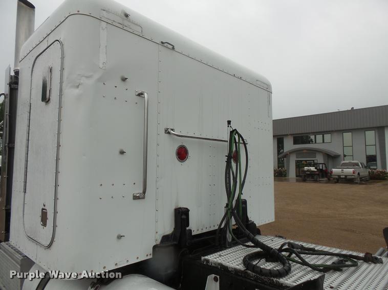 image for item DB8171 2004 Peterbilt 379 semi truck