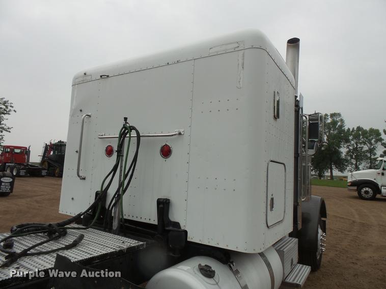 image for item DB8171 2004 Peterbilt 379 semi truck