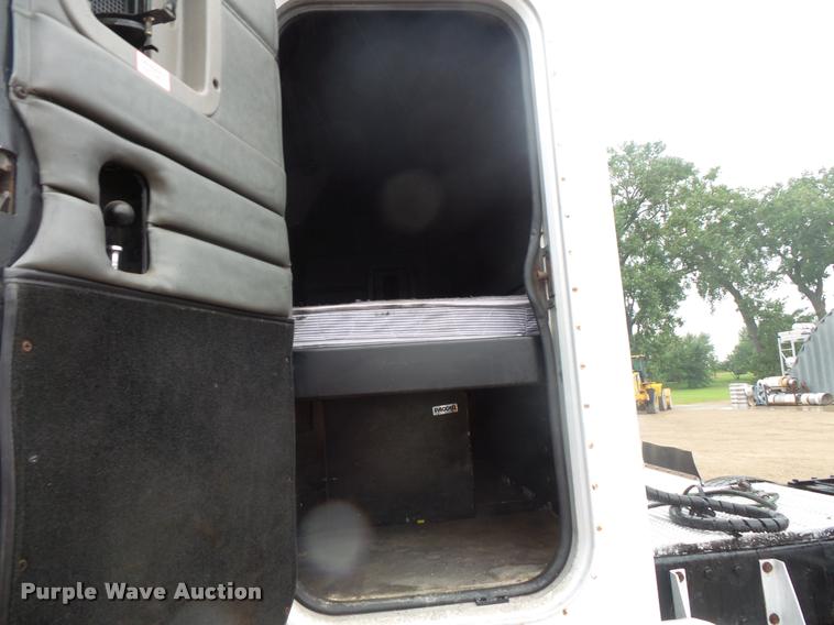 image for item DB8171 2004 Peterbilt 379 semi truck