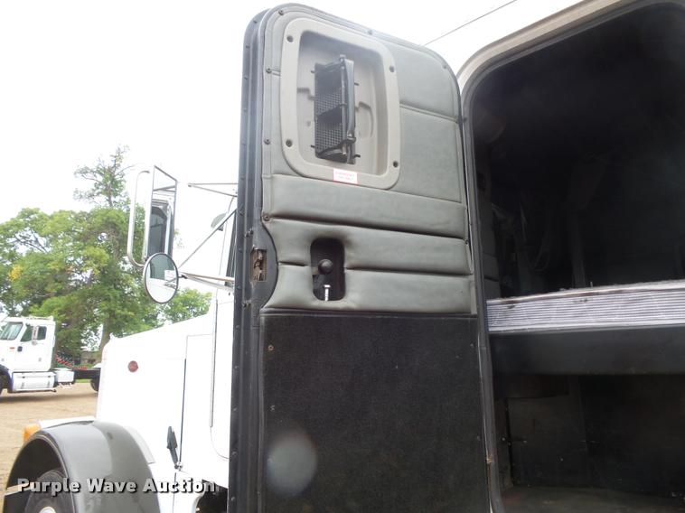 image for item DB8171 2004 Peterbilt 379 semi truck