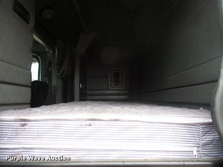 image for item DB8171 2004 Peterbilt 379 semi truck