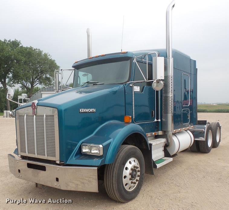 image for item DB8172 2007 Kenworth T800 semi truck