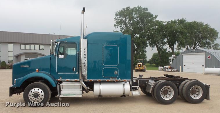 image for item DB8172 2007 Kenworth T800 semi truck