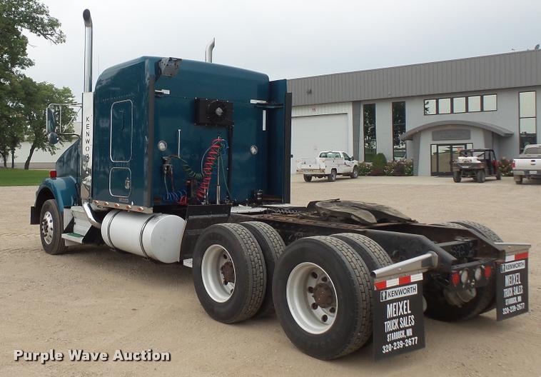 image for item DB8172 2007 Kenworth T800 semi truck