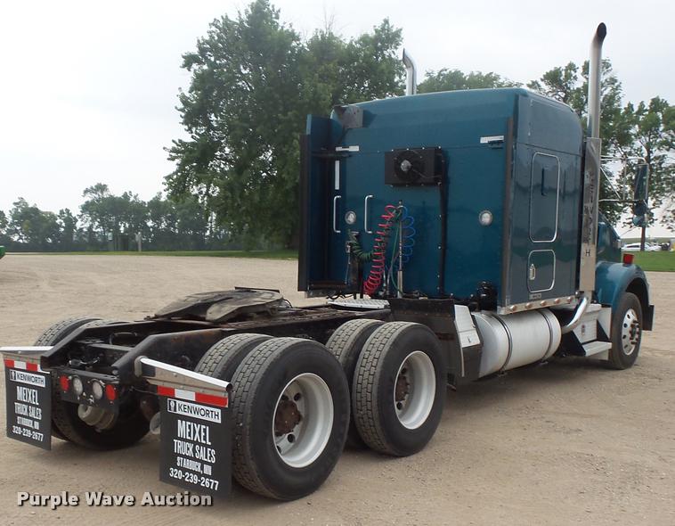 image for item DB8172 2007 Kenworth T800 semi truck