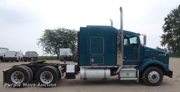 image for item DB8172 2007 Kenworth T800 semi truck