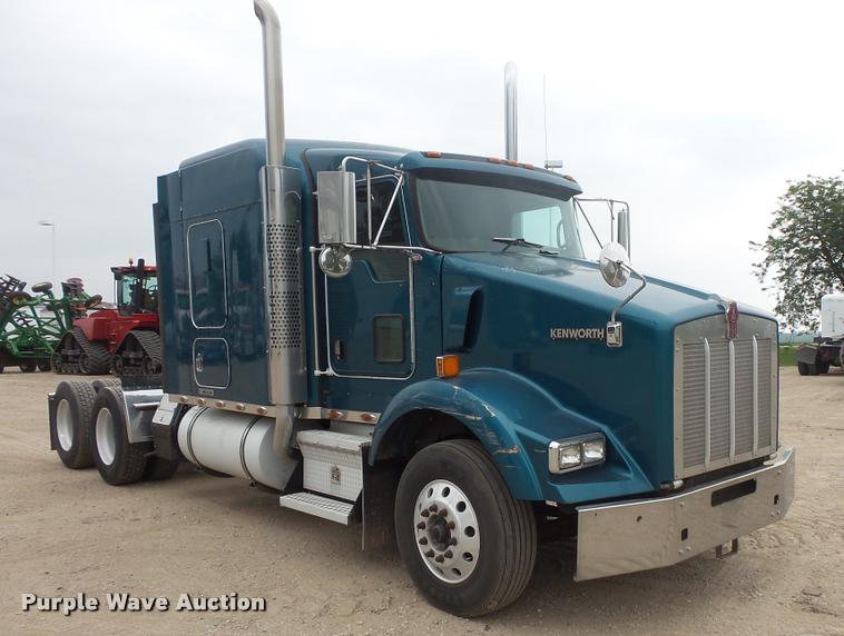 image for item DB8172 2007 Kenworth T800 semi truck