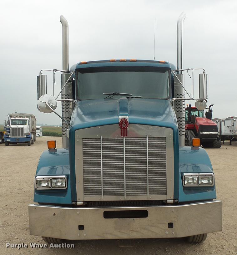 image for item DB8172 2007 Kenworth T800 semi truck