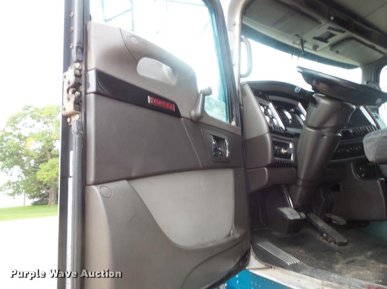 image for item DB8172 2007 Kenworth T800 semi truck