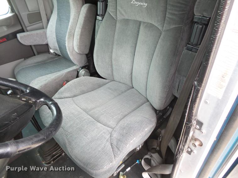 image for item DB8172 2007 Kenworth T800 semi truck