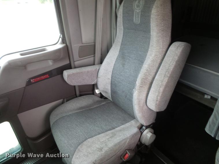 image for item DB8172 2007 Kenworth T800 semi truck