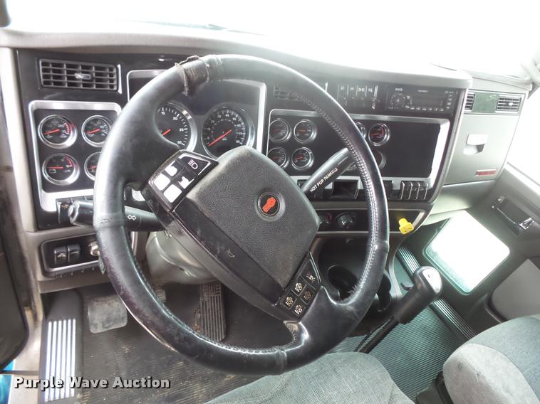 image for item DB8172 2007 Kenworth T800 semi truck