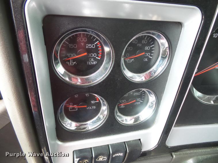 image for item DB8172 2007 Kenworth T800 semi truck