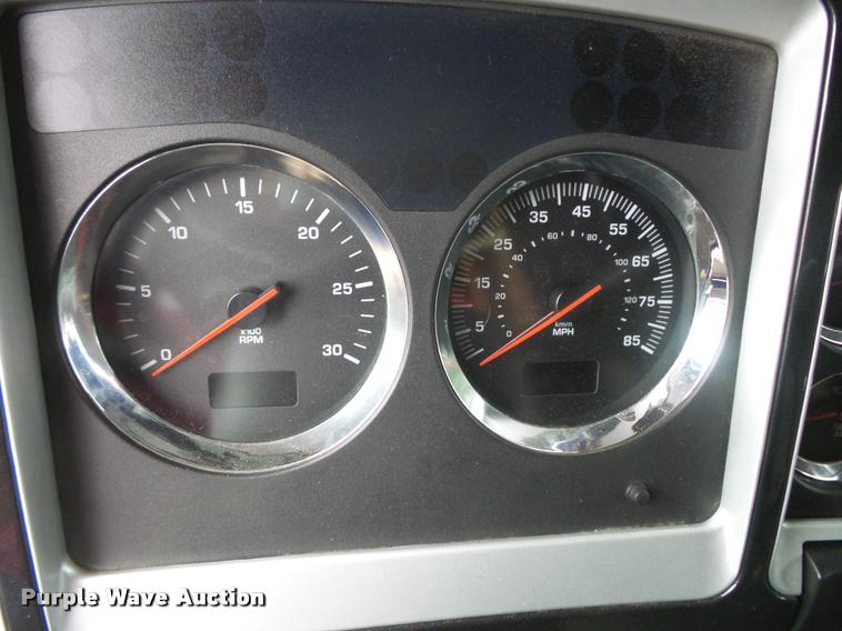 image for item DB8172 2007 Kenworth T800 semi truck