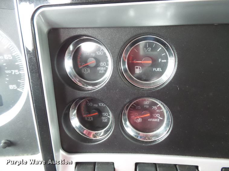 image for item DB8172 2007 Kenworth T800 semi truck