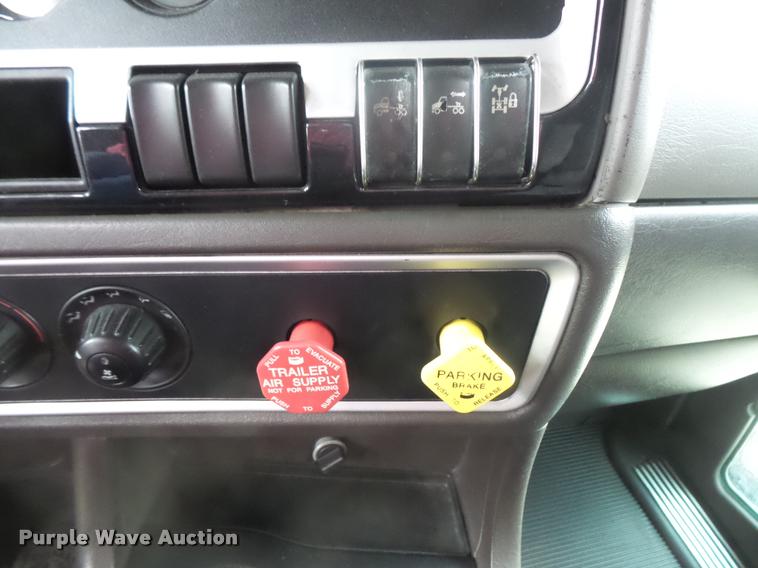 image for item DB8172 2007 Kenworth T800 semi truck