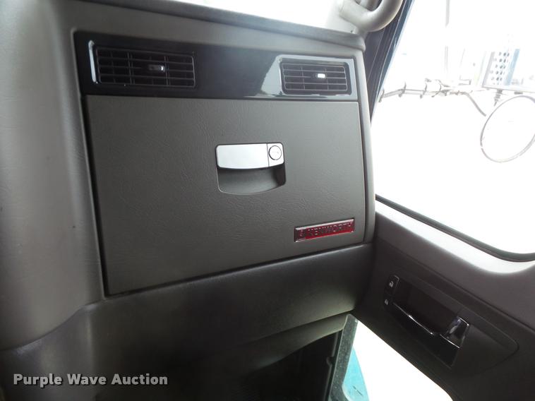 image for item DB8172 2007 Kenworth T800 semi truck