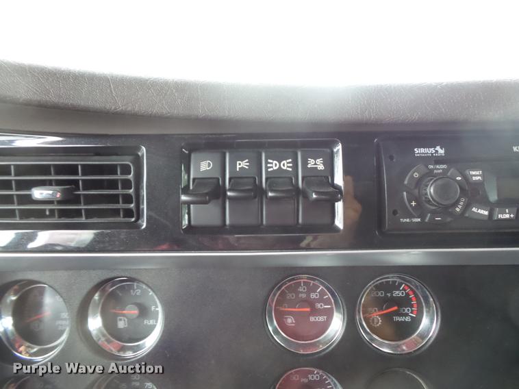 image for item DB8172 2007 Kenworth T800 semi truck