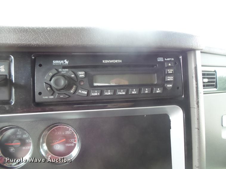 image for item DB8172 2007 Kenworth T800 semi truck