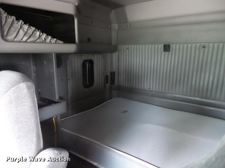 image for item DB8172 2007 Kenworth T800 semi truck