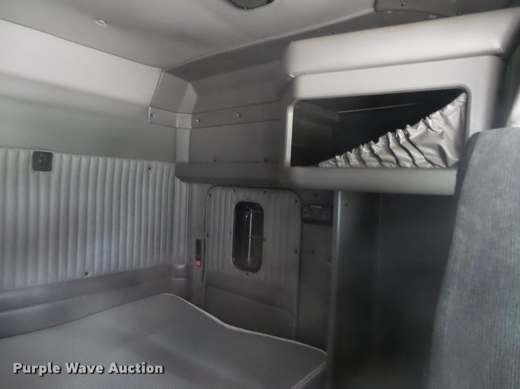 image for item DB8172 2007 Kenworth T800 semi truck