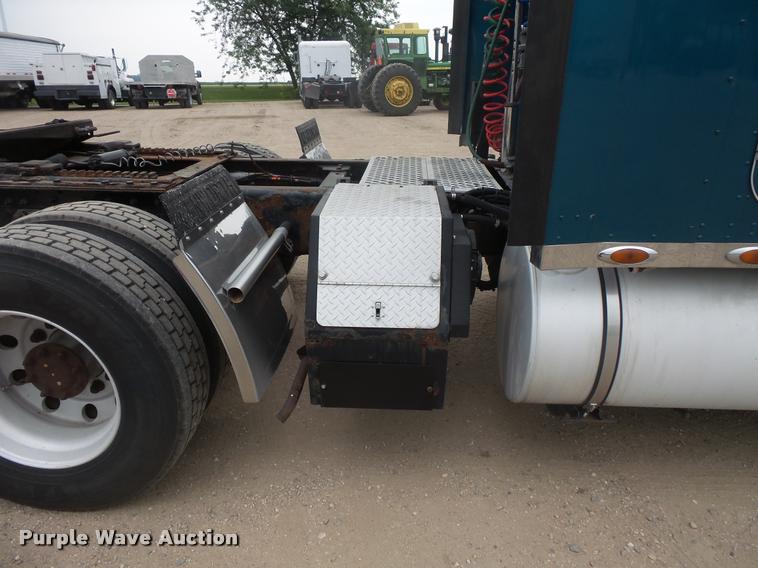 image for item DB8172 2007 Kenworth T800 semi truck