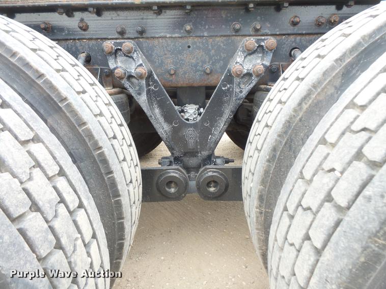 image for item DB8172 2007 Kenworth T800 semi truck